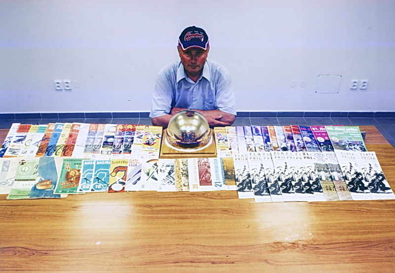 Josef Čaban se svou verzí zlaté přilby a sbírkou programů.