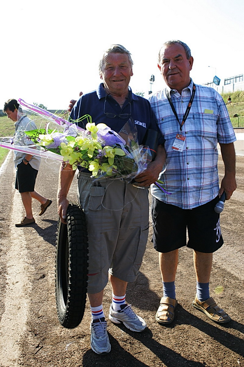 Plzeňský šéf Leopold Klíma gratuloval Janu Holubovi k sedmdesátinám.