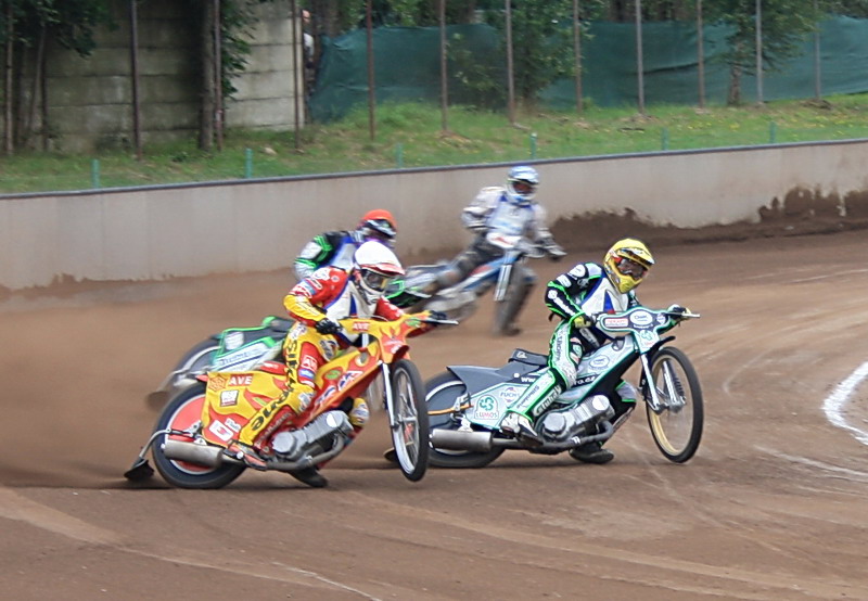 Češi - v tomto případě Václav Milík (bílá) a Jan Holub - dominovali závodu už od jeho začátku.