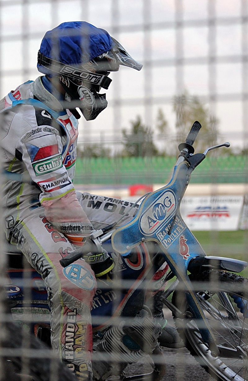 Zdeněk Holub zpoza mříží.