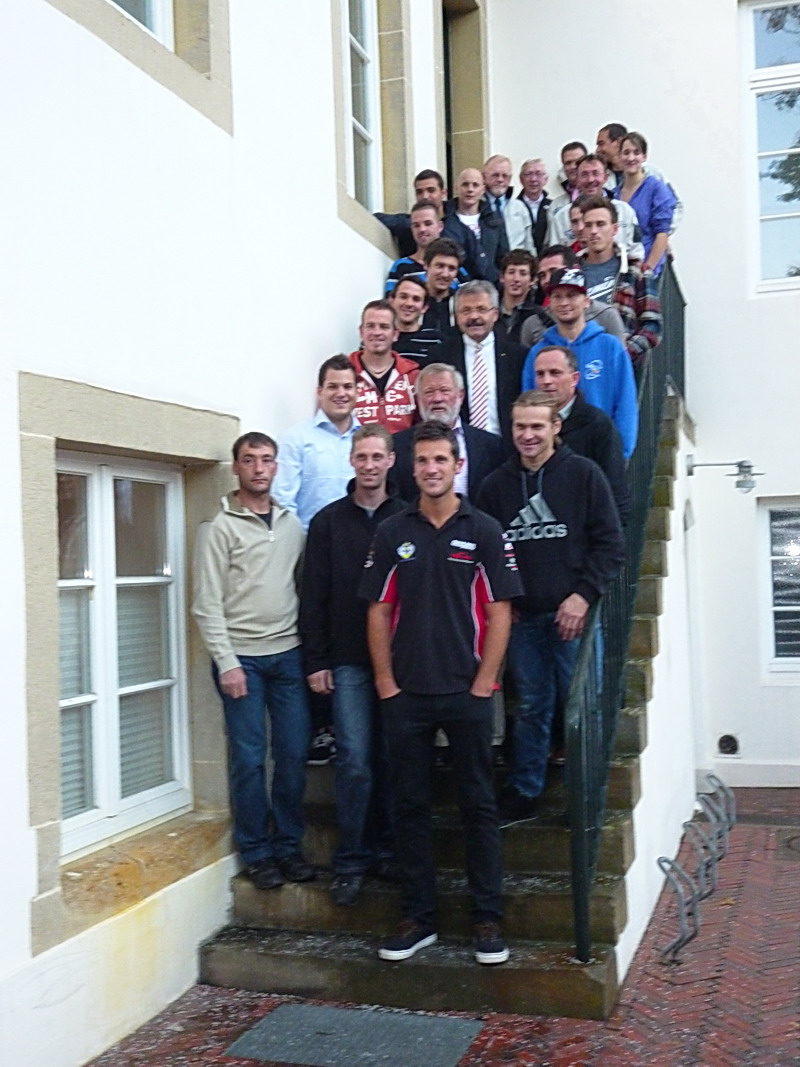 Michaela Krupičková nahoře ve společnosti Josefa France a dalších účastníků finále ve Vechtě.