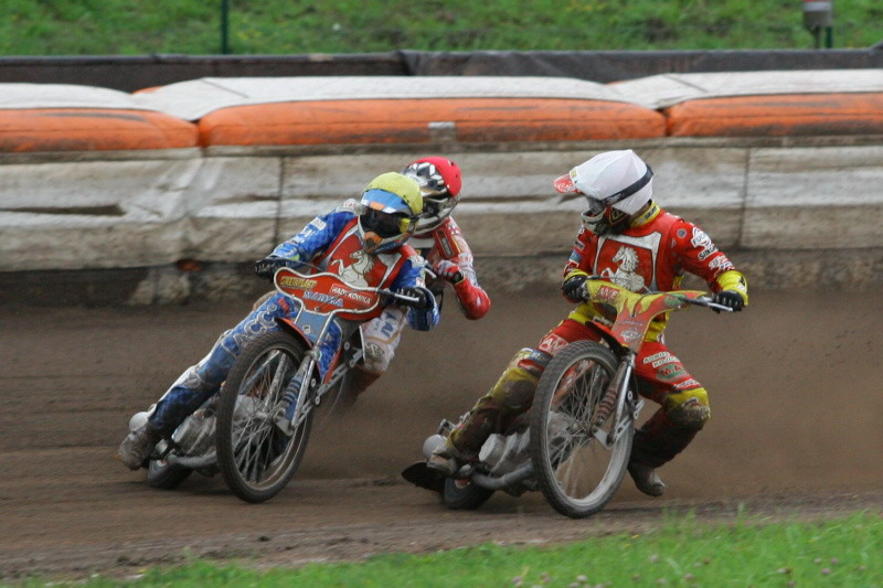 Václav Milík (bílá) kontroluje svého kolegu René Vidnera (žlutá), zatímco Patrik Nagy se zezadu snaží útočit.
