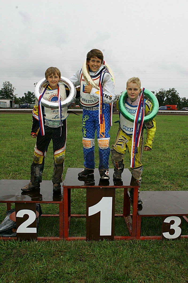 Roman Mády, Patrik Mikel a Filip Hájek na stupních vítězů stopětadvacítek.