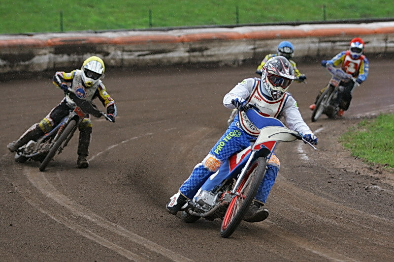 Patrik Mikel vede před Romanem Mádym, Filipem Hájkem a Josefem Novákem.