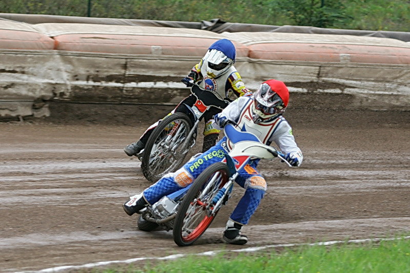 Patrik Mikel vede před Romanem Mádym.