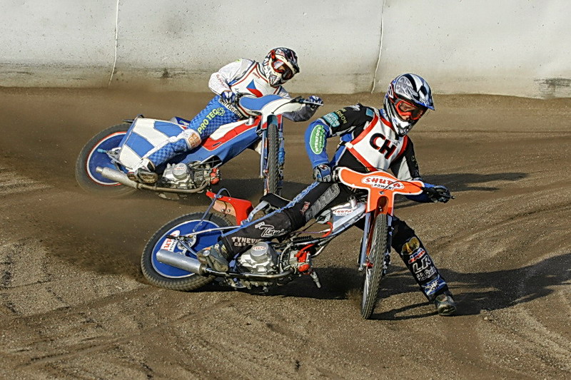 Václav Verner ještě vodí Patrika Mikela.