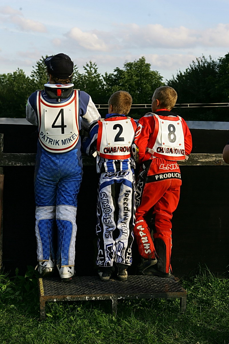 Patrik Mikel, Milan Dobiáš a Filip Šifalda sledují dění na ovále.