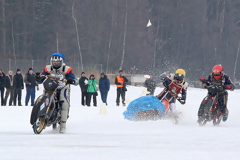 Zatímco Lukáš Volejník míří do cílové rovinky, Lukáš Hutla naráží do balíku slámy, ale vyloučen bude Jan Klauz.