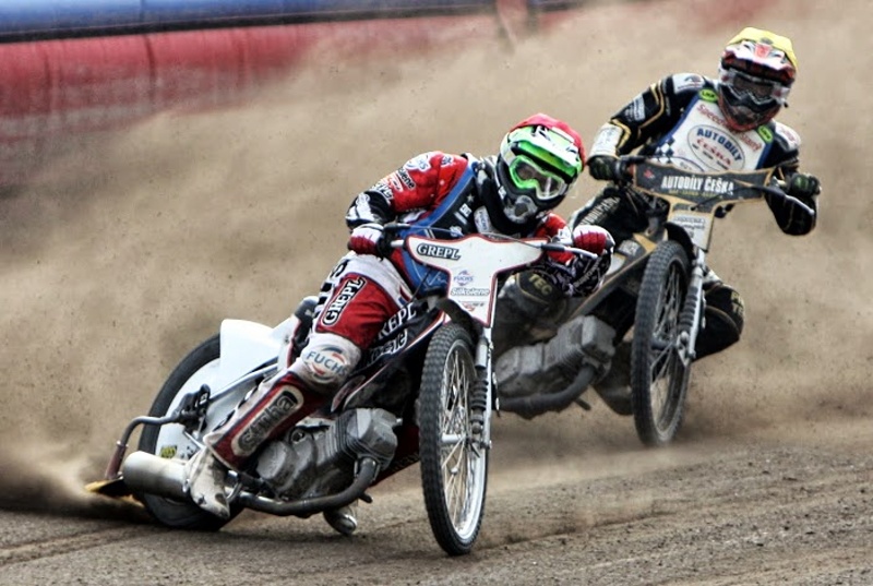 Jan Jaroš jede ještě před Romanem Čejkou.