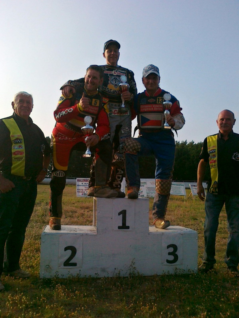 Karel Kadlec stojí ve Wittstocku na třetím stupínku pódia.