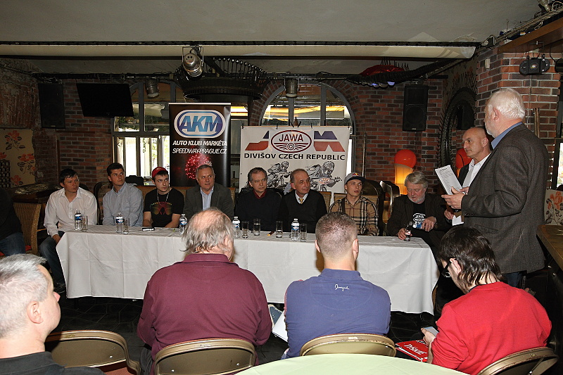 Atmosféra tiskové konference.