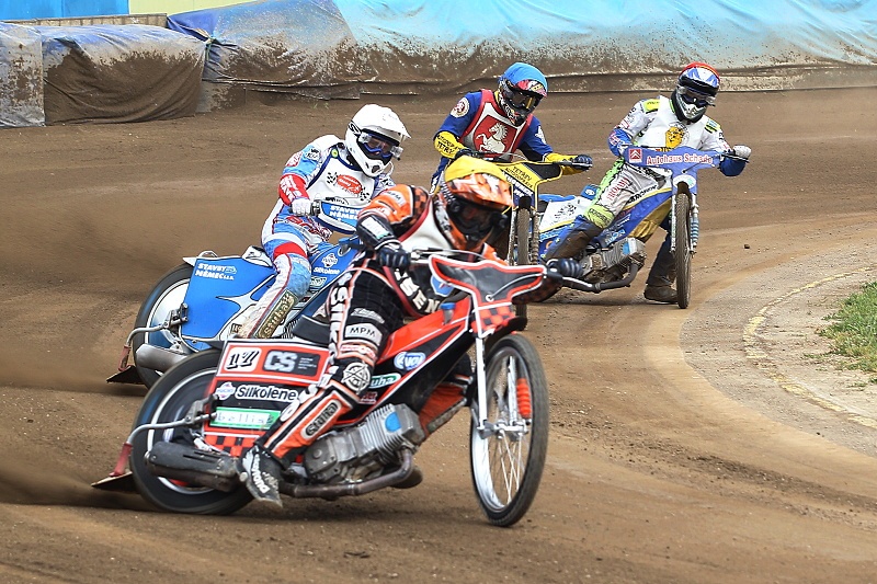 Zdeněk Holub vodí Eduarda Krčmáře, Josefa Nováka a Ronnyho Weise.