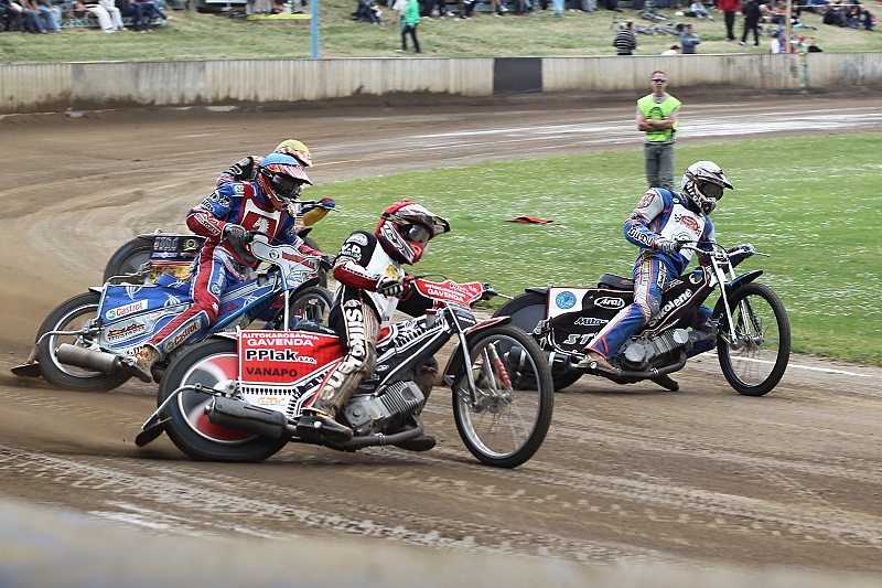 Martin Gavenda (červená) letí vnějškem první zatáčky do čela před Radima Choda (bílá), Jaroslava Petráka (modrá) a Michala Kleina (žlutá).