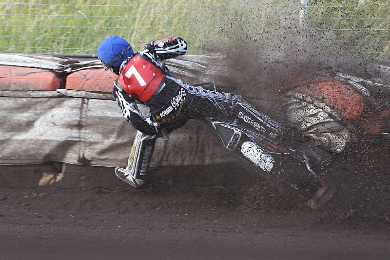 Roman Čejka letí do bariéry.