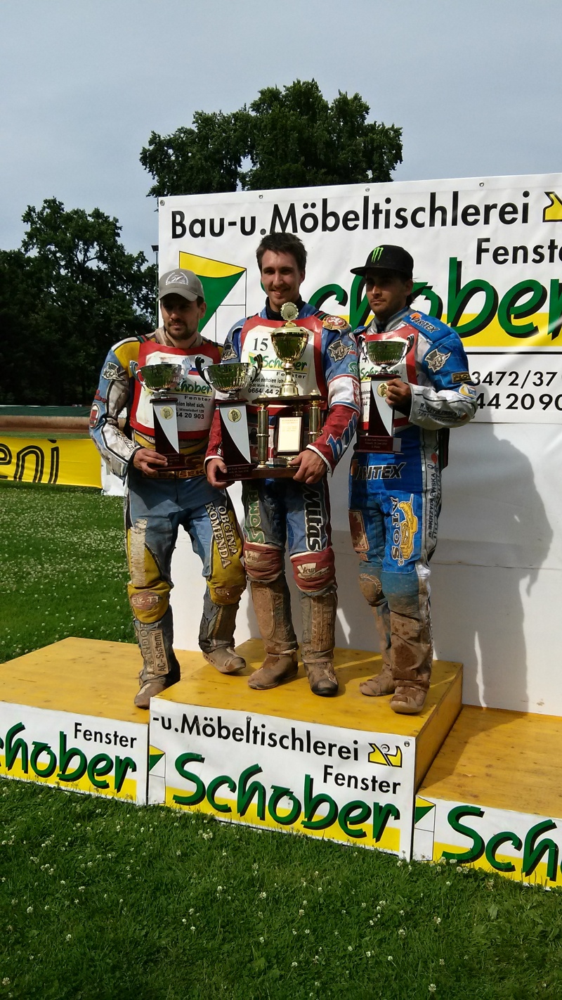 Matic Voldrih, Martin Málek a Jozsef Tabaka stojí na stupních vítězů v Murecku.