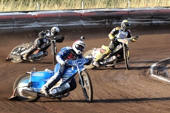 Eduard Krčmář vodí Josefa France s Michalem Škurlou.