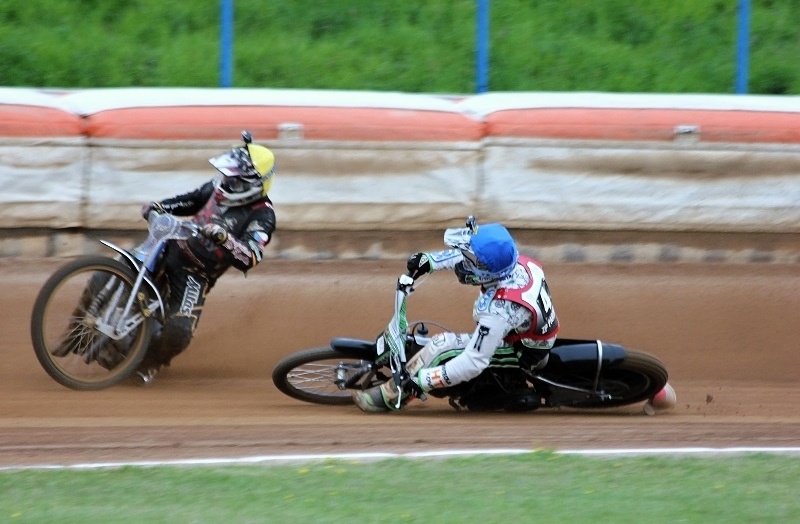 Hynek Štichauer útočí ledařským způsobem na Martina Málka.