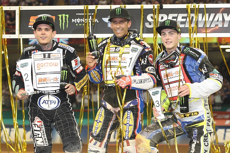 Tai Woffinden, Greg Hancock a Darcy Ward stojí na stupních vítězů.