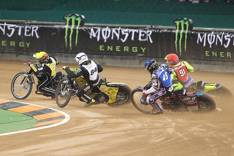 Greg Hancock (modrá) útočí ve čtvrté jízdě na Kennetha Bjerre (červená), Martina Smolinskeho (bílá) a Taie Woffindena (žlutá).