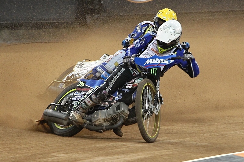 Troy Batchelor odráží Fredrika Lindgrena.