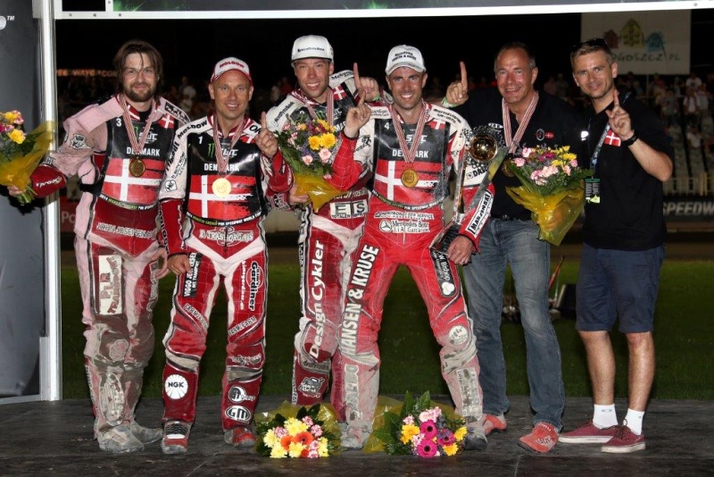 Šastní Dánové slaví triumf.