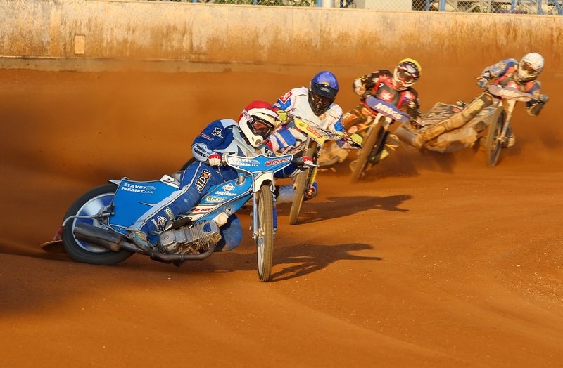 Eduard Krčmář a Michal Škurla vedou Martina Málka s Adamem Čaradou.