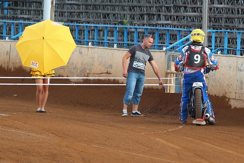 Marián Jirout v roli rádce Patrika Mikela.