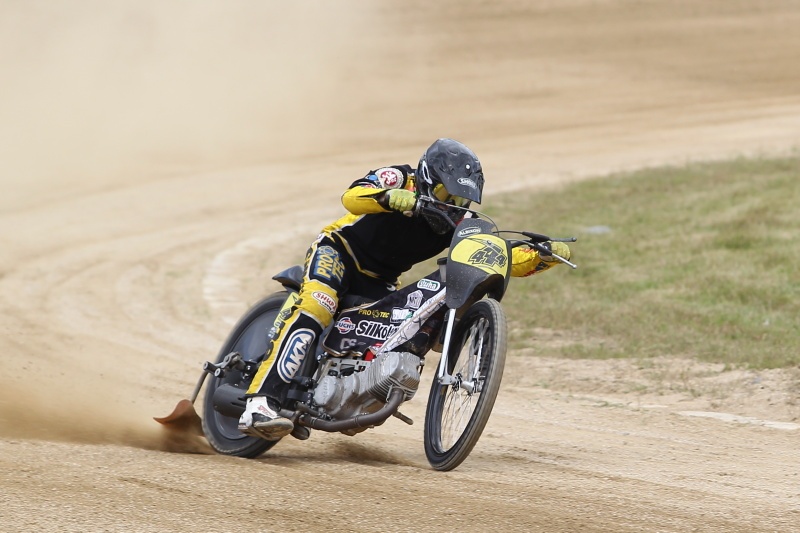 Michal Škurla se prohání v sedle dlouhodrážního motocyklu.