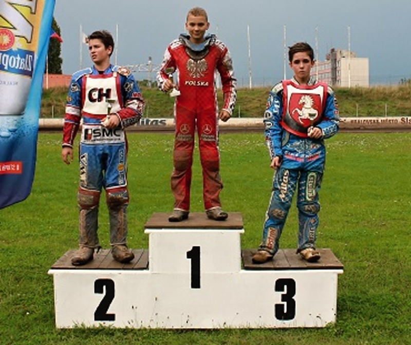 Adam Fencl, Marcel Studzinski a Dušan Hlaváček na stupních vítězů stopětadvacítek.