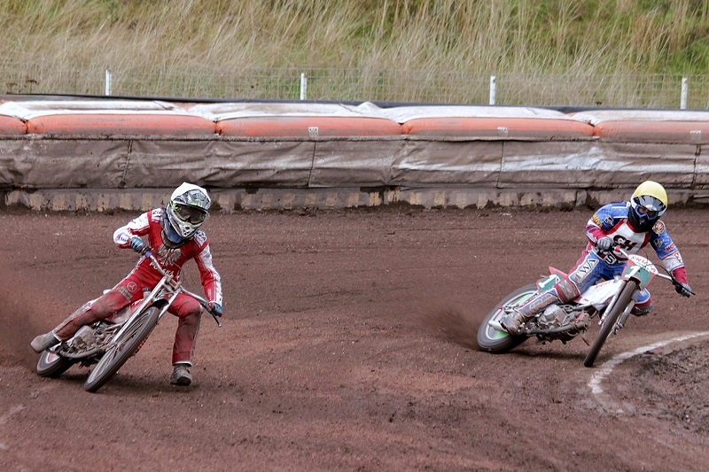 Marcel Studzinski (bílá) vrací úvodní porážku Adamu Fenclovi.