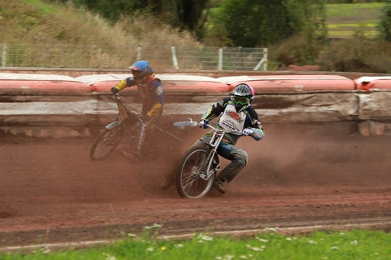 Josef Novák (modrá) a Petr Babička (červená) schytávají cejchu.