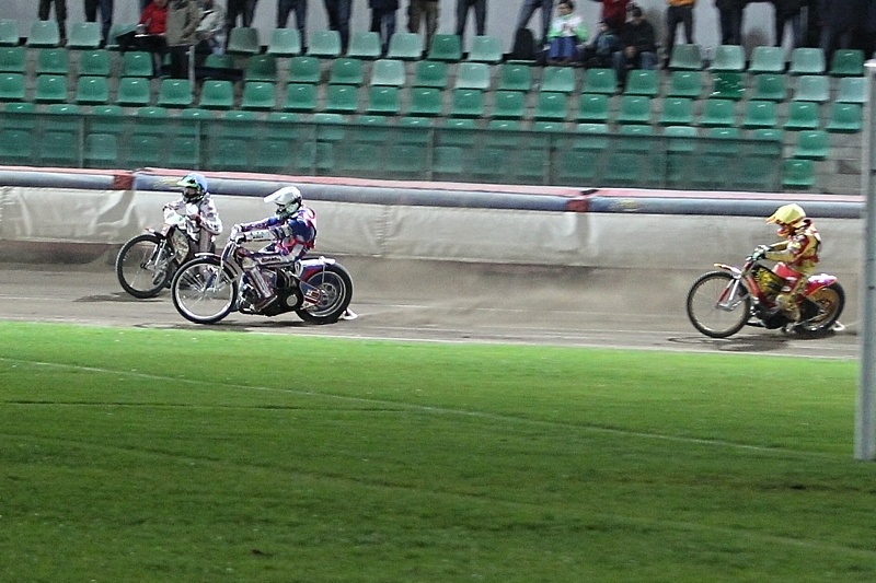 Osudový moment pro Matěje Kůse (modrá) v poslední zatáčce poslední jízdy - Martin Vaculík (bílá) a Václav Milík (žlutá) se vzápětí posunou dopředu.