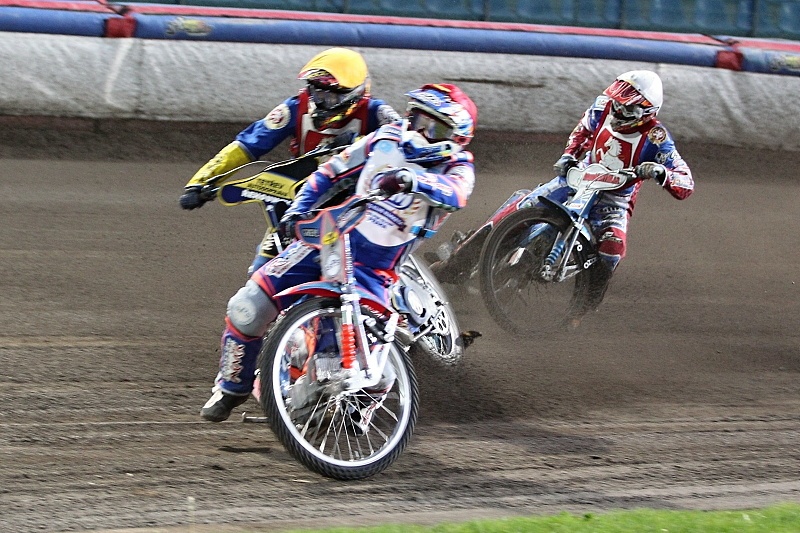 Kolize Josefa Nováka (žlutá) s Filipem Šiterou (červená) před zraky Jaroslava Petráka (bílá).