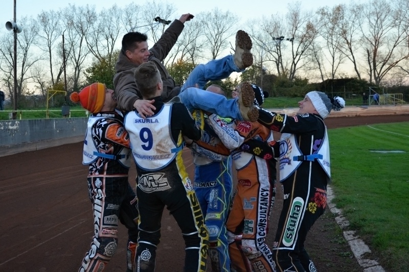 Tomáš Topinka létá nad hlavy svých svěřenců.