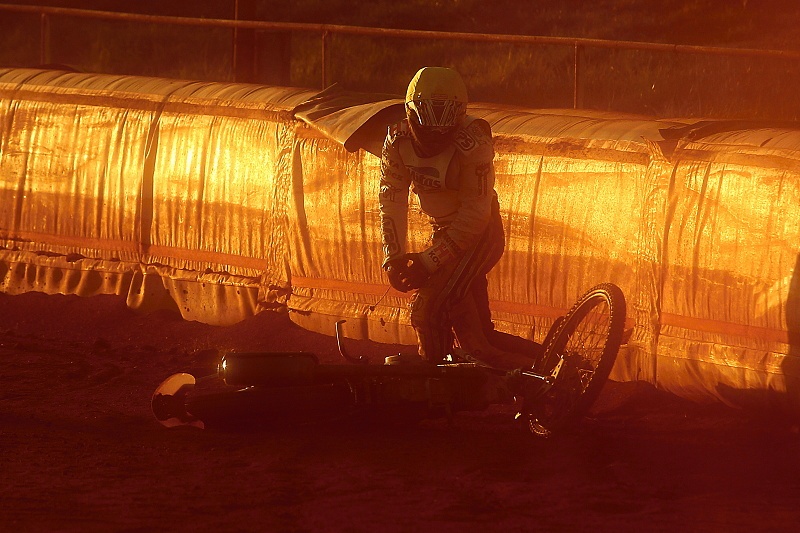 Pád Hynka Štichauera zdramatizoval závěr závodu.