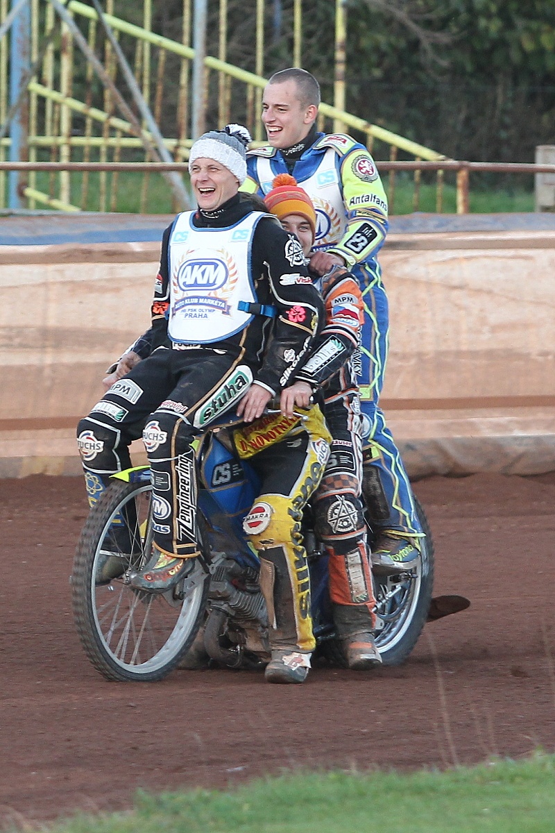 Pražané si jedou pro pocty na stupně vítězů.