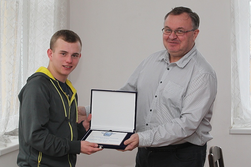 Eduard Krčmář přebírá plaketu z rukou Petra Moravce.