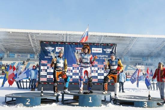 Bratři Chomicevičevovi a Igor Kononov na stupních vítězů.