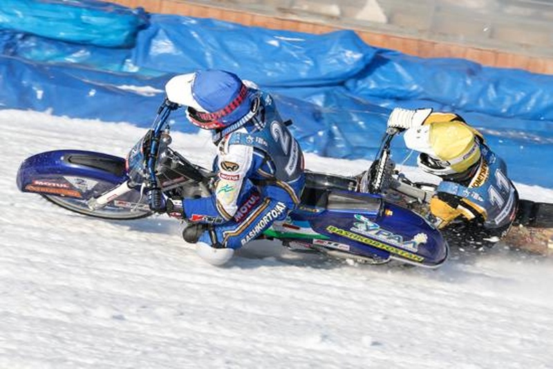 Dmitrij Koltakov odráží Vitalije Chomiceviče.