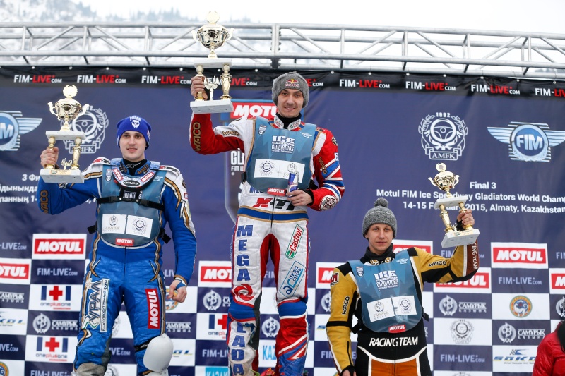 Dmitrij Ivanov, Danil Ivanov a Dmitrij Chomicevič na stupních vítězů.