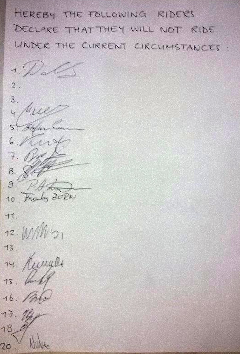 Protest závodníků proti stavu dráhy.