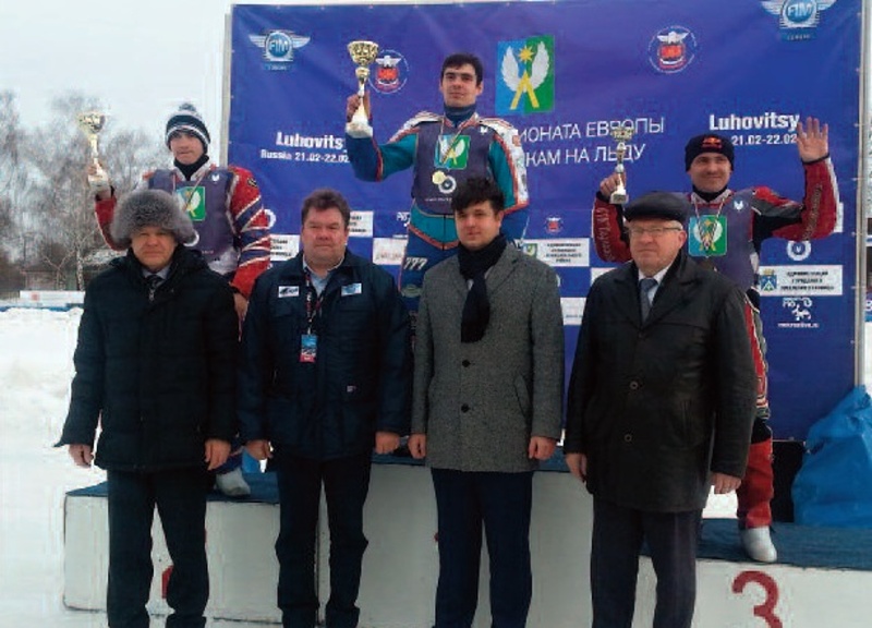 Sergej Makarov, Sergej Karačincev a Harald Simon na stupních vítězů.