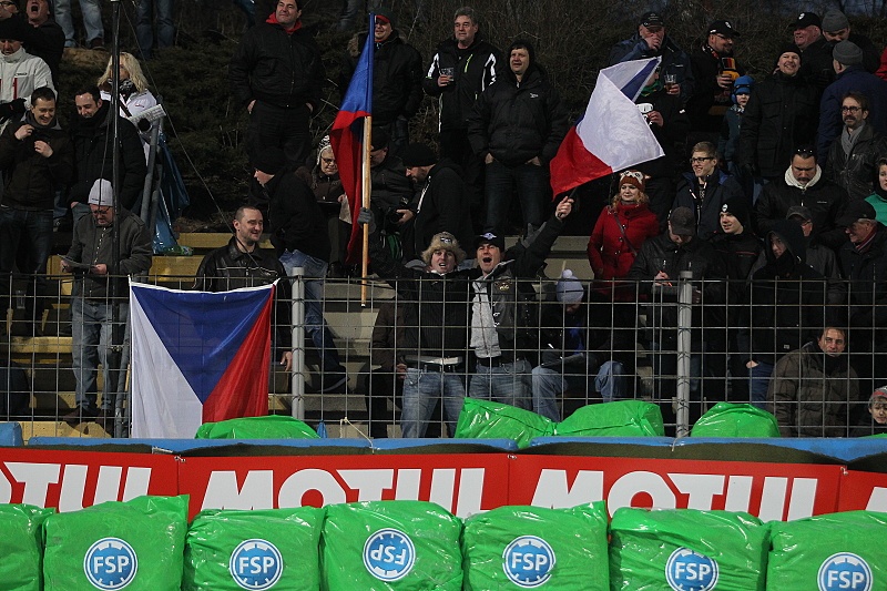 České vlajky nebylo možné v hledišti přehlédnout.