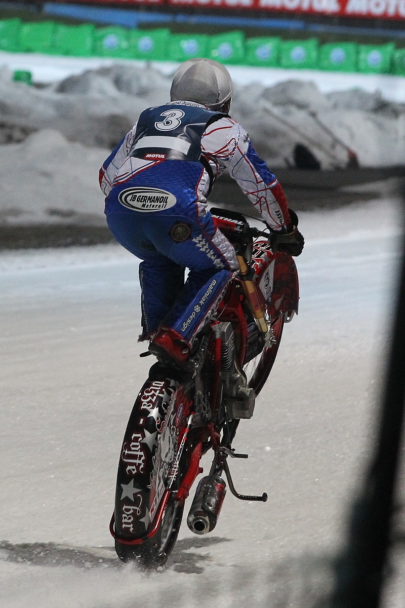 Antonín Klatovský se chystá ke své pověstné holubici.