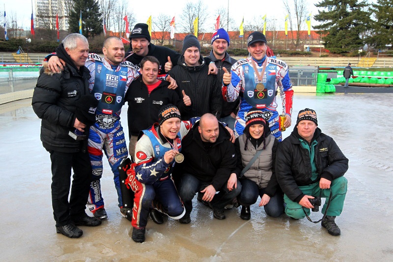 Kompletní tým pěkně pohromadě.