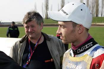 Patrik Linhart – na snímku se slánským místopředsedou Václavem Šrámkem – si na domácí dráze vyjel reprezentační vestu.