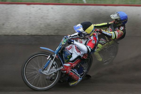 Luboš Tomíček (žlutá) se s Matějem Kůsem možná potká i v Dánsku - jeho mladší kolega podepsal kontrakt se Slangerupem.